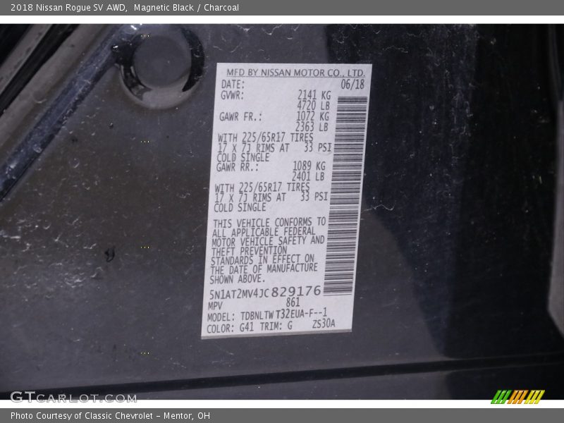 Magnetic Black / Charcoal 2018 Nissan Rogue SV AWD