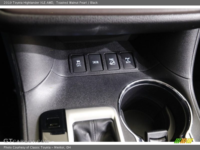 Toasted Walnut Pearl / Black 2019 Toyota Highlander XLE AWD