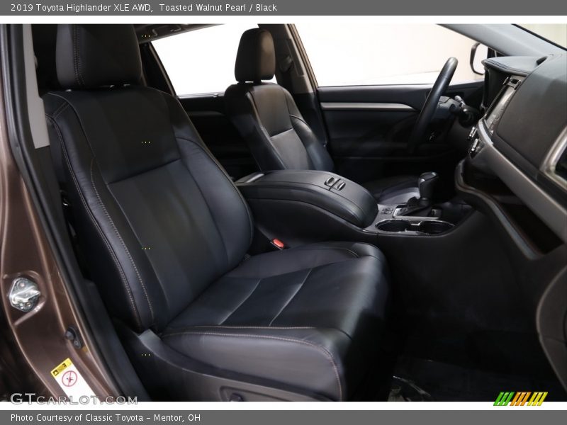 Toasted Walnut Pearl / Black 2019 Toyota Highlander XLE AWD
