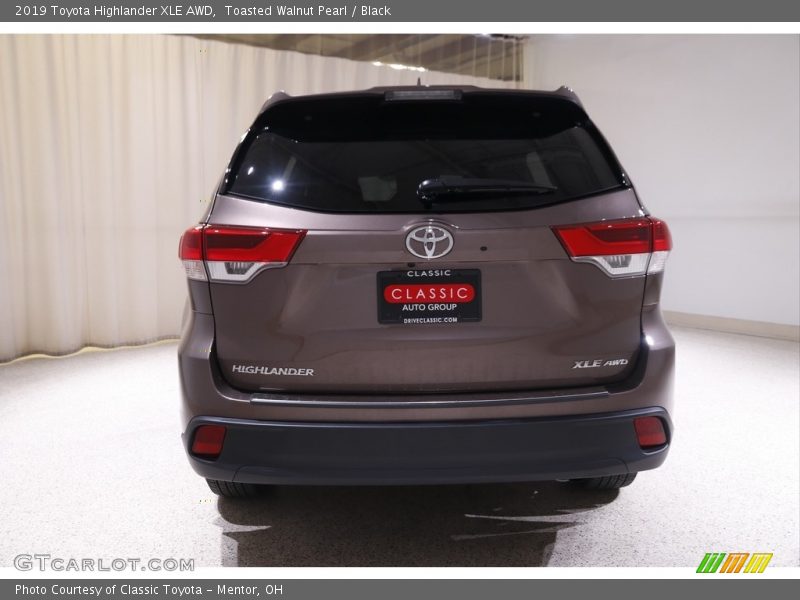 Toasted Walnut Pearl / Black 2019 Toyota Highlander XLE AWD
