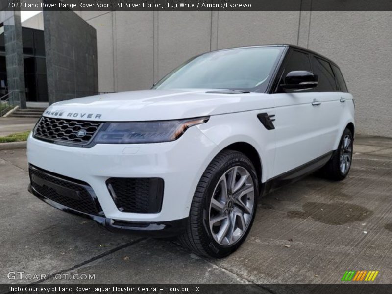 Front 3/4 View of 2022 Range Rover Sport HSE Silver Edition