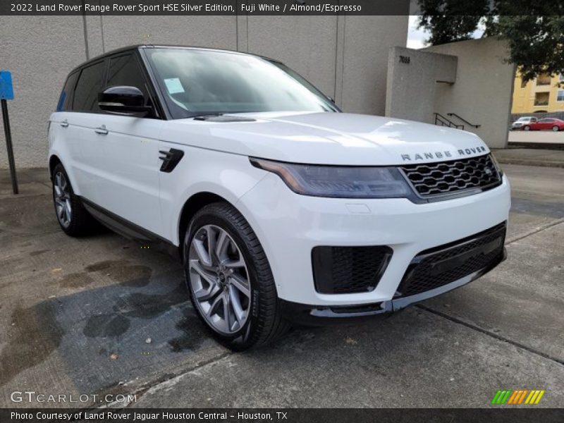 Front 3/4 View of 2022 Range Rover Sport HSE Silver Edition