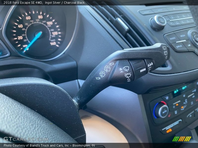 Ingot Silver / Charcoal Black 2018 Ford Escape SE 4WD