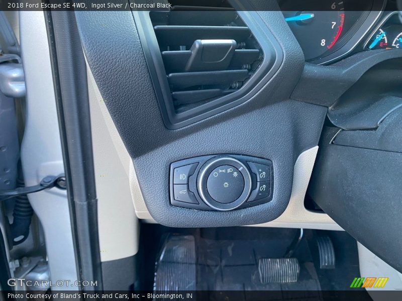 Ingot Silver / Charcoal Black 2018 Ford Escape SE 4WD