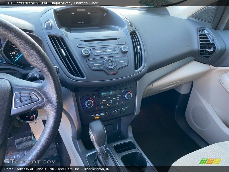 Ingot Silver / Charcoal Black 2018 Ford Escape SE 4WD
