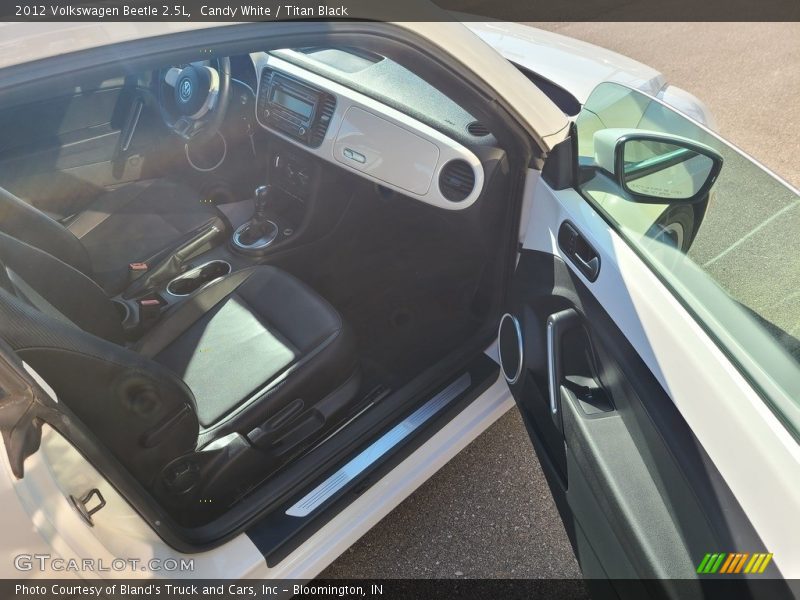 Candy White / Titan Black 2012 Volkswagen Beetle 2.5L