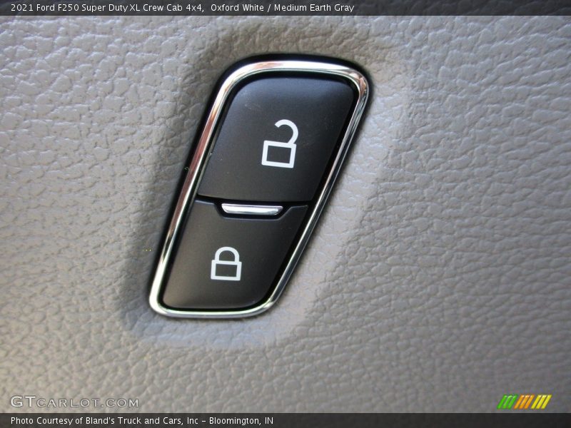 Oxford White / Medium Earth Gray 2021 Ford F250 Super Duty XL Crew Cab 4x4