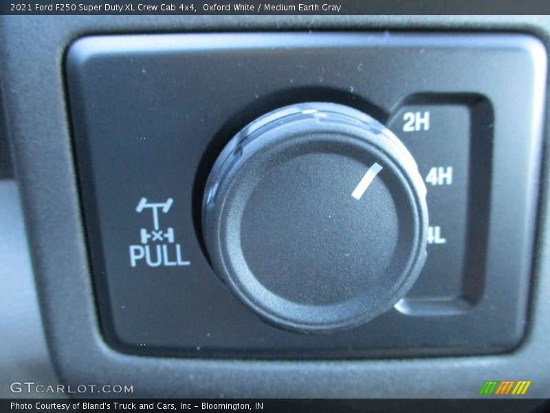 Oxford White / Medium Earth Gray 2021 Ford F250 Super Duty XL Crew Cab 4x4