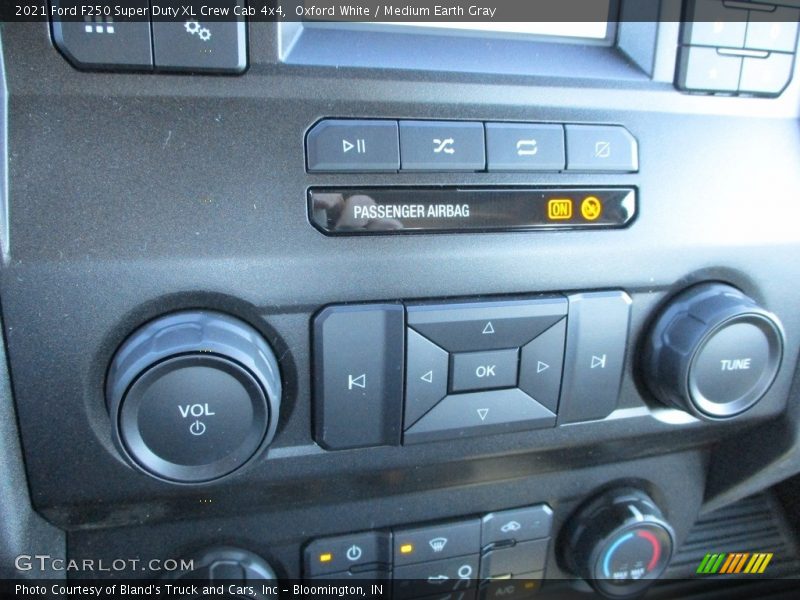 Oxford White / Medium Earth Gray 2021 Ford F250 Super Duty XL Crew Cab 4x4