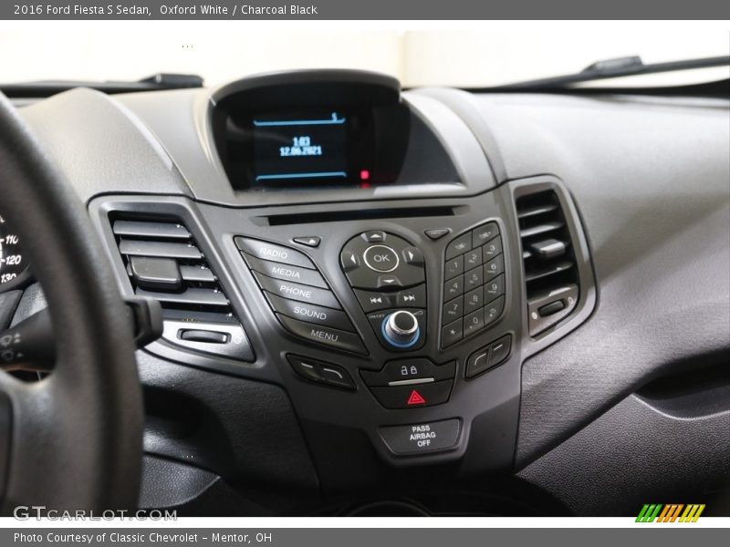 Oxford White / Charcoal Black 2016 Ford Fiesta S Sedan