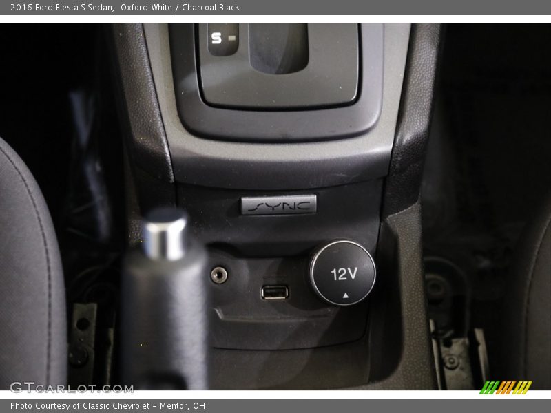 Oxford White / Charcoal Black 2016 Ford Fiesta S Sedan