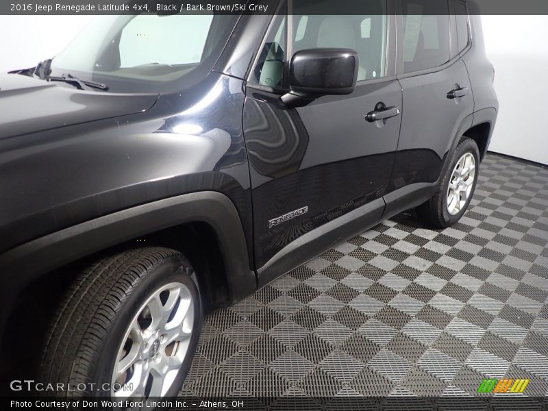 Black / Bark Brown/Ski Grey 2016 Jeep Renegade Latitude 4x4