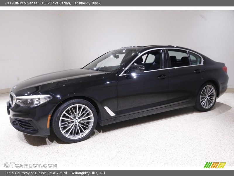 Front 3/4 View of 2019 5 Series 530i xDrive Sedan