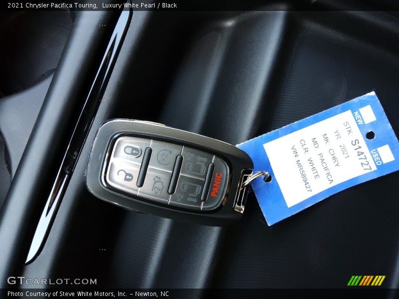 Luxury White Pearl / Black 2021 Chrysler Pacifica Touring