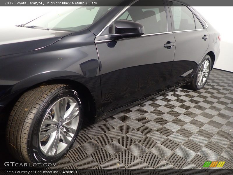 Midnight Black Metallic / Black 2017 Toyota Camry SE