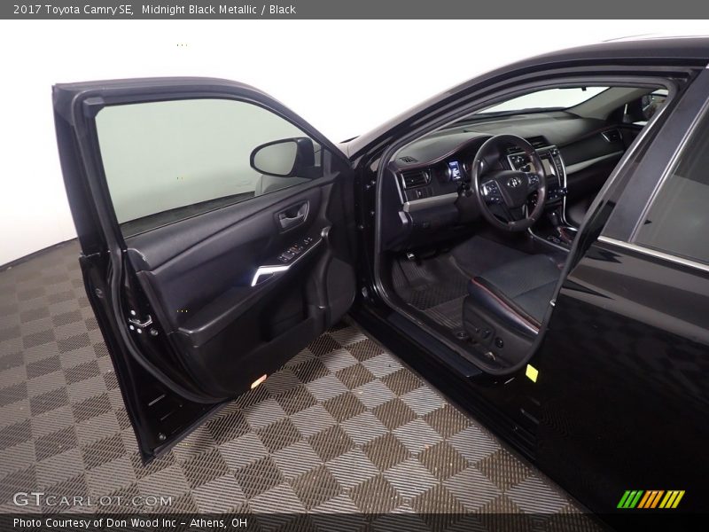 Midnight Black Metallic / Black 2017 Toyota Camry SE