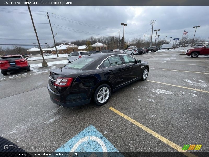 Tuxedo Black / Dune 2014 Ford Taurus SEL