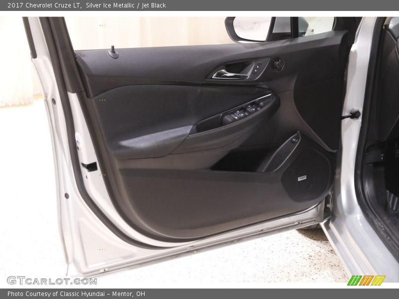 Silver Ice Metallic / Jet Black 2017 Chevrolet Cruze LT