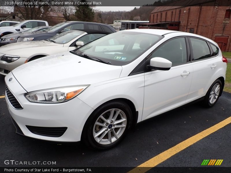 Oxford White / Charcoal Black 2018 Ford Focus SE Hatch