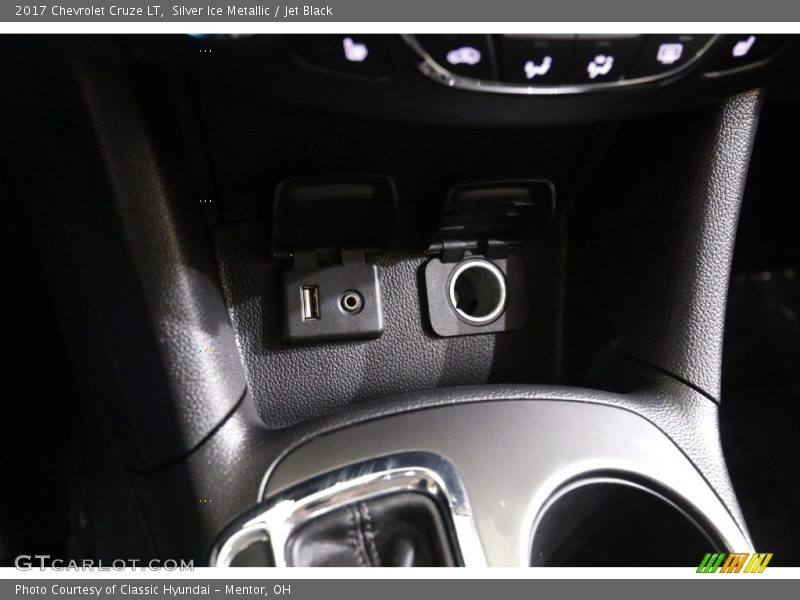 Silver Ice Metallic / Jet Black 2017 Chevrolet Cruze LT