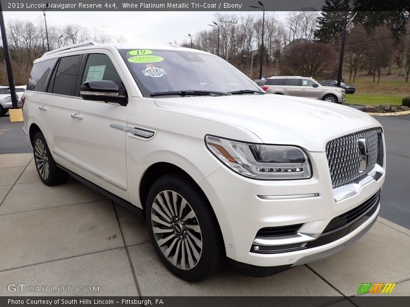 Front 3/4 View of 2019 Navigator Reserve 4x4