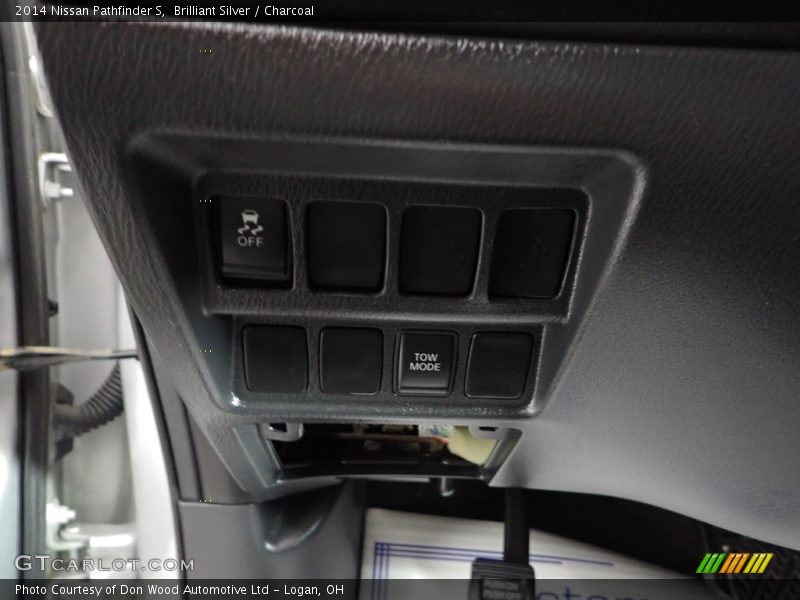 Brilliant Silver / Charcoal 2014 Nissan Pathfinder S