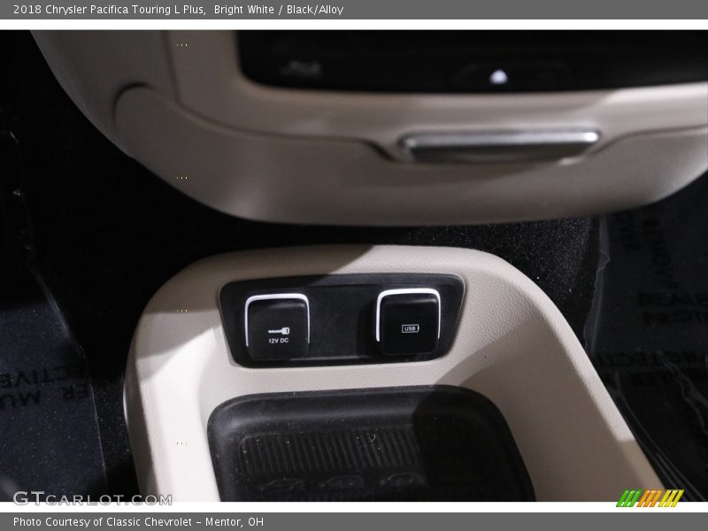 Bright White / Black/Alloy 2018 Chrysler Pacifica Touring L Plus