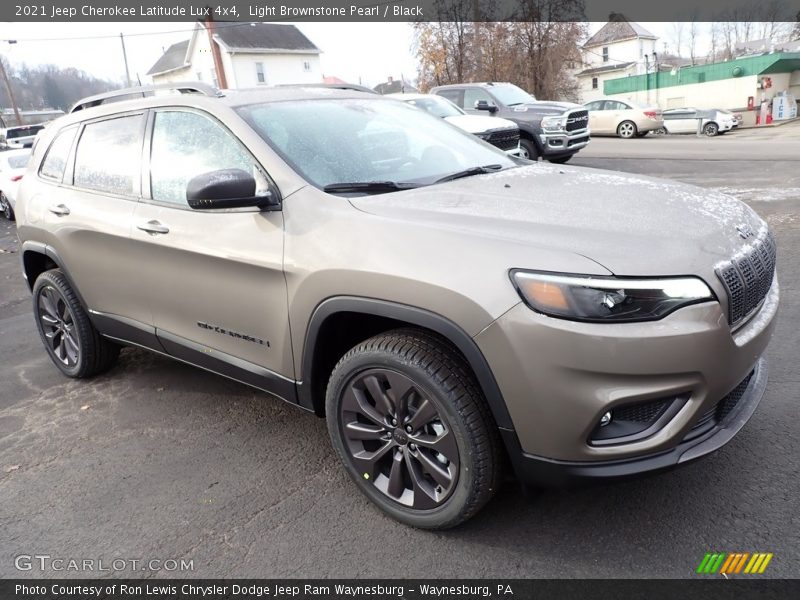 Front 3/4 View of 2021 Cherokee Latitude Lux 4x4