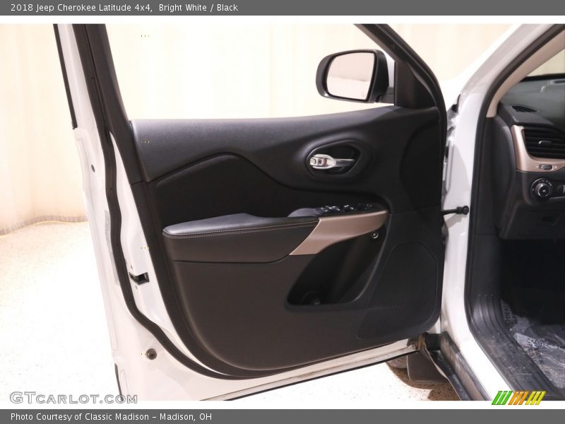 Bright White / Black 2018 Jeep Cherokee Latitude 4x4