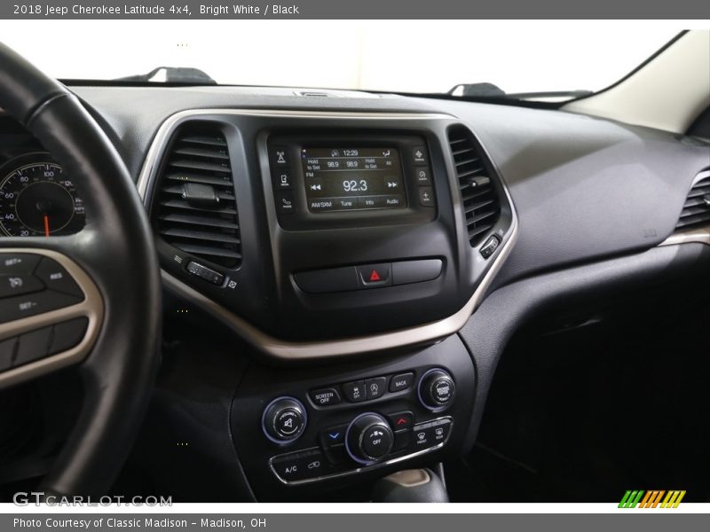 Bright White / Black 2018 Jeep Cherokee Latitude 4x4