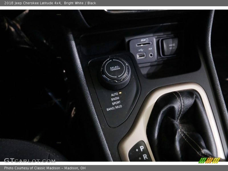 Bright White / Black 2018 Jeep Cherokee Latitude 4x4