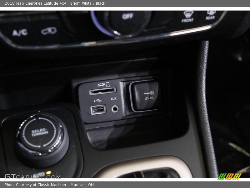 Bright White / Black 2018 Jeep Cherokee Latitude 4x4