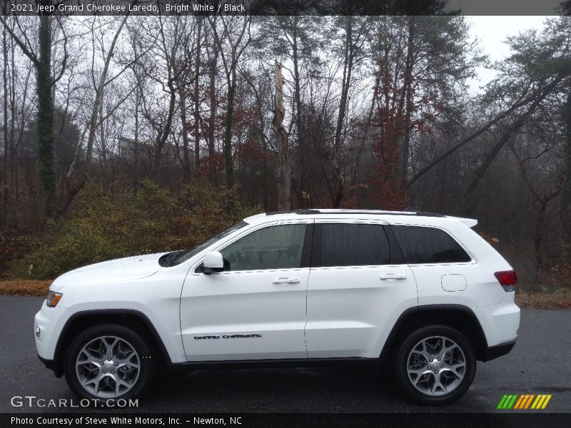 Bright White / Black 2021 Jeep Grand Cherokee Laredo