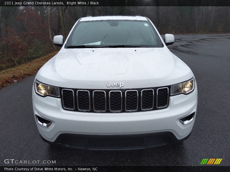 Bright White / Black 2021 Jeep Grand Cherokee Laredo