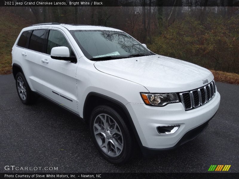 Bright White / Black 2021 Jeep Grand Cherokee Laredo