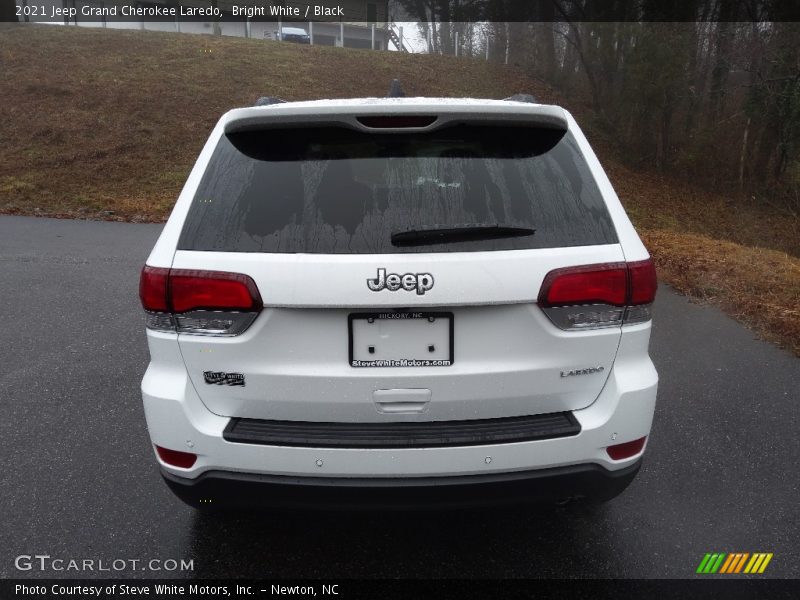 Bright White / Black 2021 Jeep Grand Cherokee Laredo