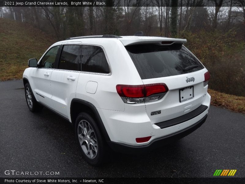 Bright White / Black 2021 Jeep Grand Cherokee Laredo