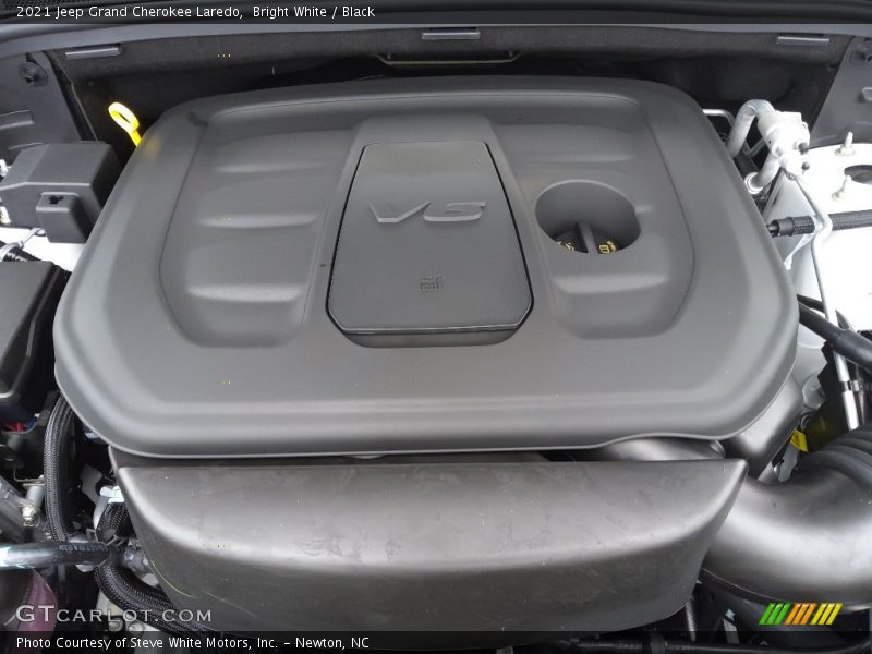 Bright White / Black 2021 Jeep Grand Cherokee Laredo