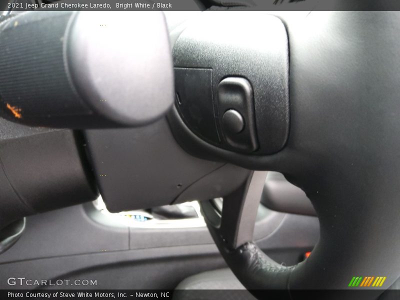 Bright White / Black 2021 Jeep Grand Cherokee Laredo