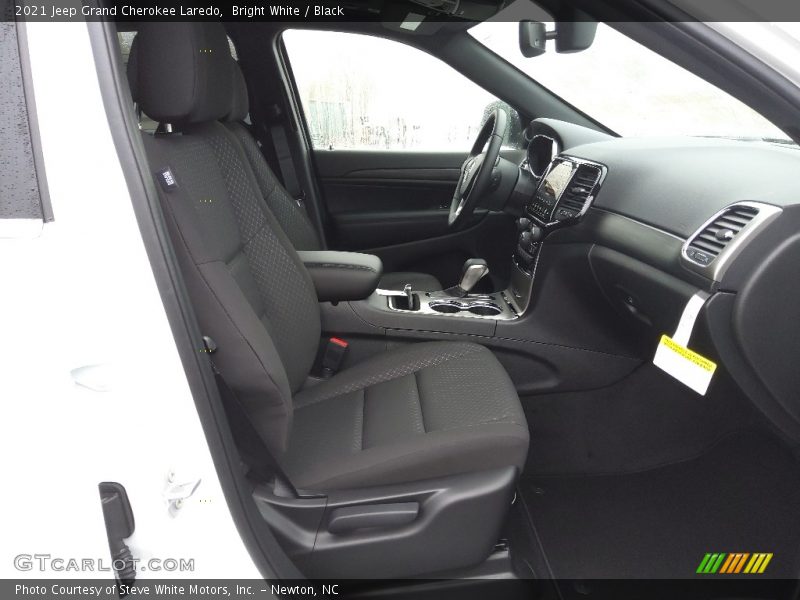 Bright White / Black 2021 Jeep Grand Cherokee Laredo