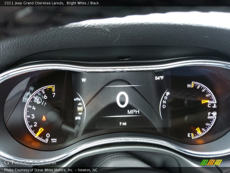 Bright White / Black 2021 Jeep Grand Cherokee Laredo