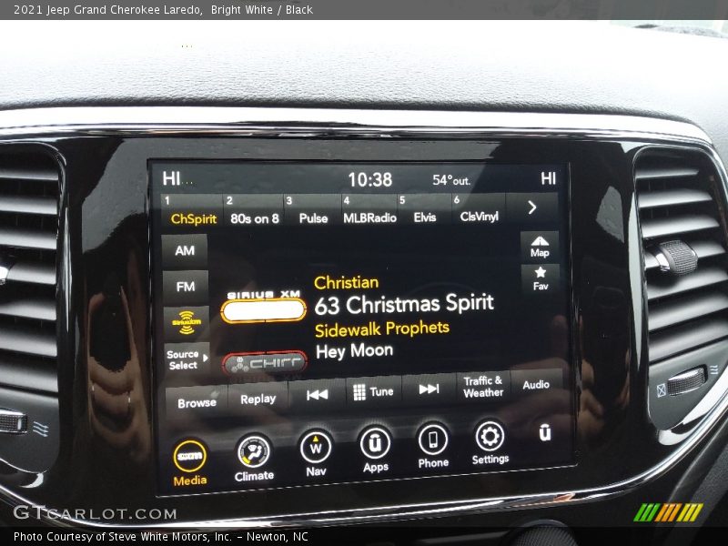 Bright White / Black 2021 Jeep Grand Cherokee Laredo
