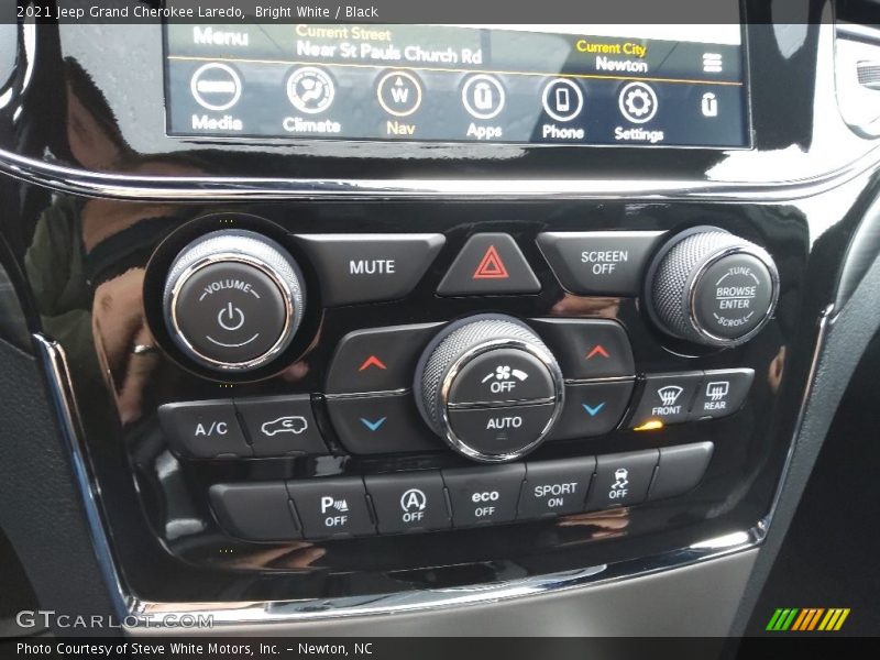 Bright White / Black 2021 Jeep Grand Cherokee Laredo