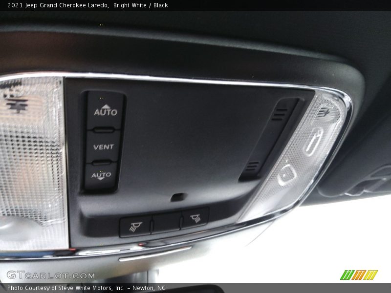 Bright White / Black 2021 Jeep Grand Cherokee Laredo