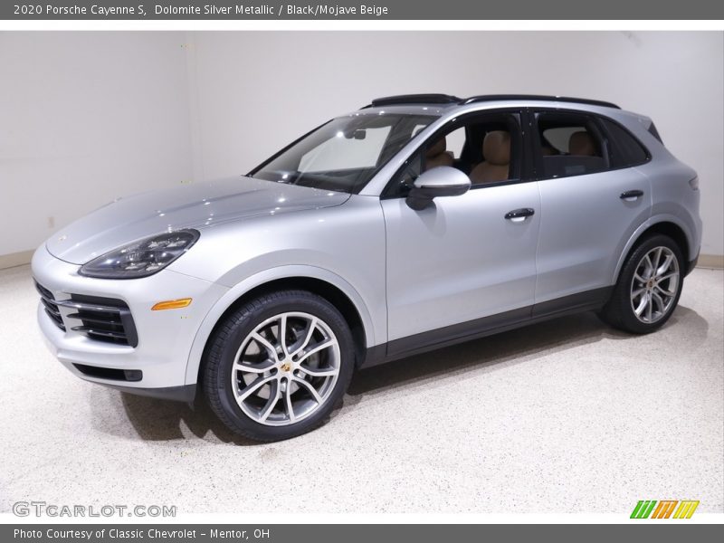 Front 3/4 View of 2020 Cayenne S