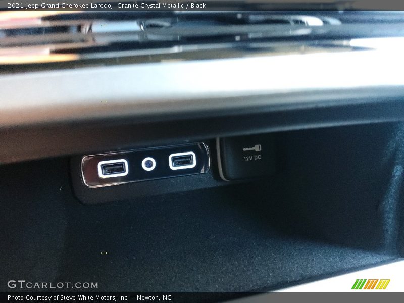 Granite Crystal Metallic / Black 2021 Jeep Grand Cherokee Laredo