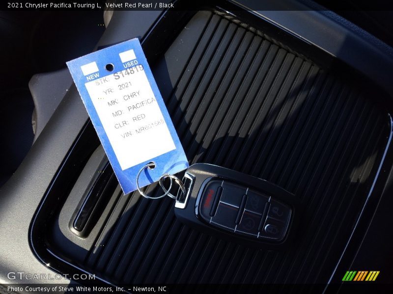 Velvet Red Pearl / Black 2021 Chrysler Pacifica Touring L