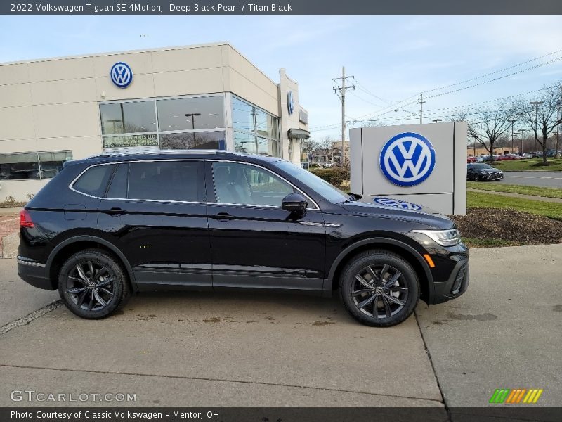 Deep Black Pearl / Titan Black 2022 Volkswagen Tiguan SE 4Motion