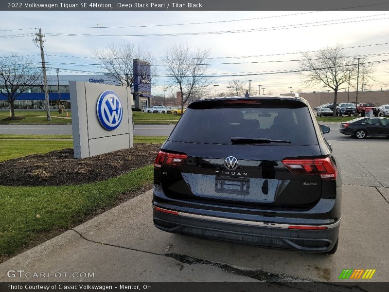 Deep Black Pearl / Titan Black 2022 Volkswagen Tiguan SE 4Motion