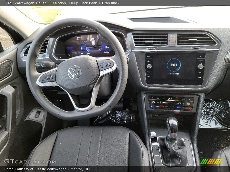 Deep Black Pearl / Titan Black 2022 Volkswagen Tiguan SE 4Motion
